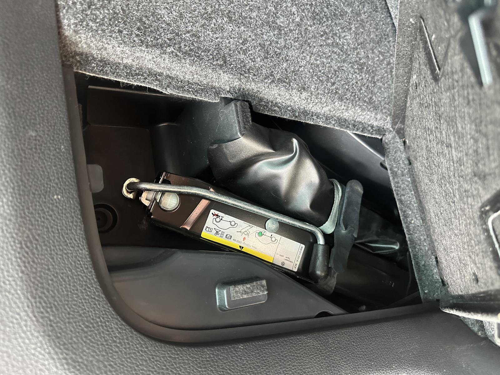 View Auto part Jack/Tool Kit Volkswagen Tiguan 2012