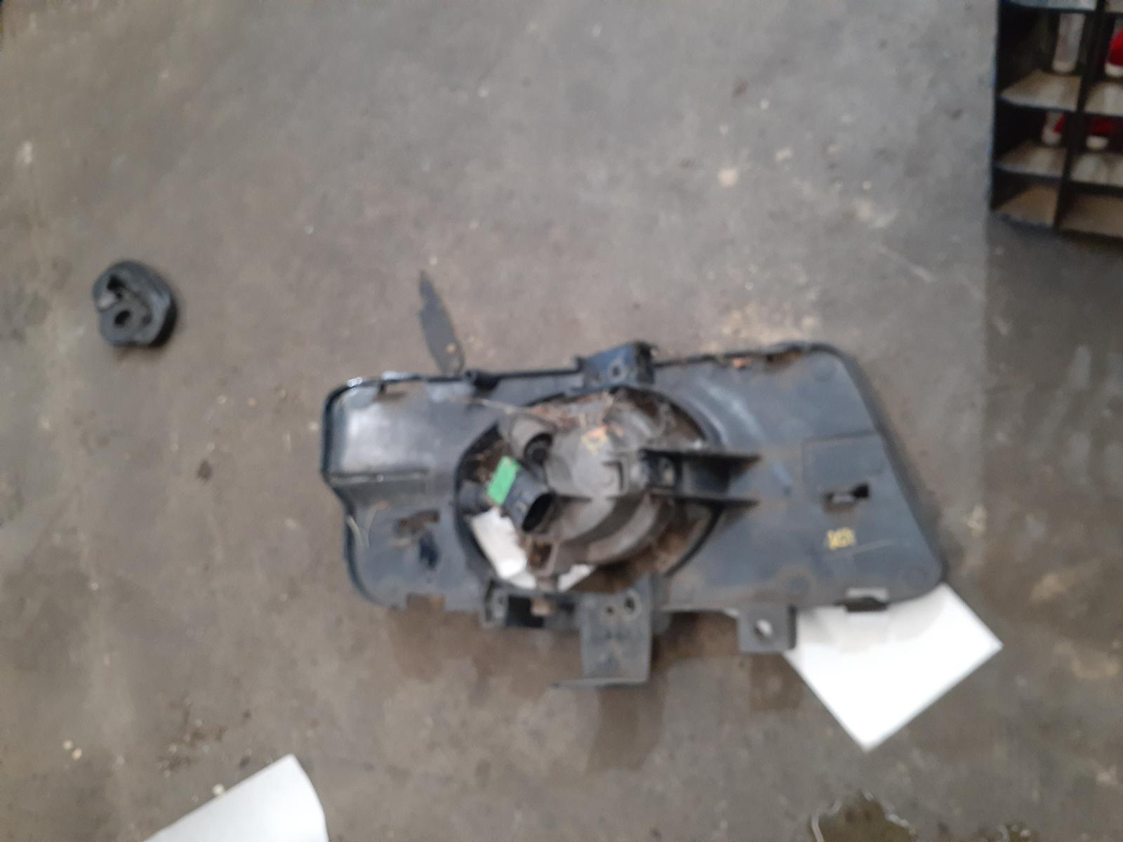View Auto part Grille Mazda 3 2004